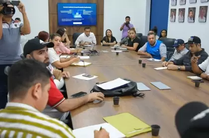 En la reunión también participaron los alcaldes de Arauquita, Etelivar Torres; Tame, Aníbal Mendoza Bohórquez; Fortul, Javier Cabrera; la presidente de la Asamblea Departamental de Arauca,  Alexa Quirife Bohórquez.