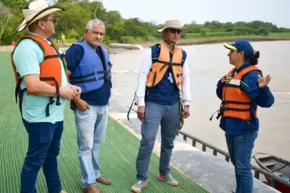 Autoridades visitan sitios donde se presentan emergencias por inundaciones en Arauca.
