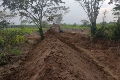 Gobierno departamental gestiona maquinaria para prevenir inundaciones en Villa Esperanza de Arauca