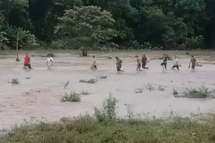 Niño de tres años fallece en el río Tigre debido a inundaciones. Vecinos buscan el niño.