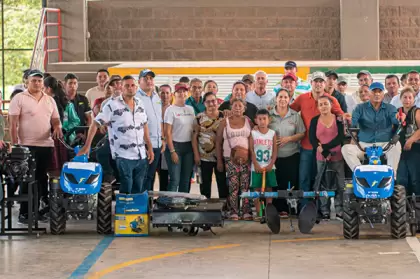 Entrega de motocultores beneficia a campesinos de Puerto Rico, Meta