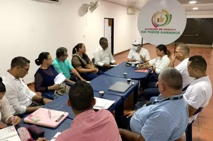 El Alcalde de Arauca, Edgar Tovar, dialoga con líderes comunales para evaluar compromisos y necesidades.