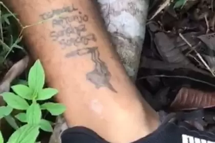El occiso presenta un tatuaje en la parte inferior de su pierna izquierda lleva el nombre de “Ismael Antonio Sánchez Sánchez”.