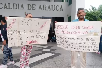 Damnificados por la ola invernal mantienen plantón en Alcaldía de Arauca exigiendo soluciones.