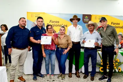 El presidente del Banco Agrario, Hernando Chica Zuccardi, y Rosa América Riaño Vargas durante la entrega de créditos a los pequeños productores de Arauca.
