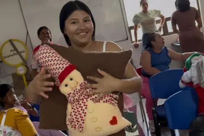 25 mujeres en Arauca reciben certificación en confección de muñecos navideños