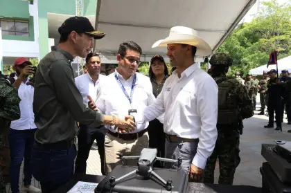 Seguiremos conectados, alcalde, para proteger a los araucanos: ministro de defensa Pedro Sánchez.