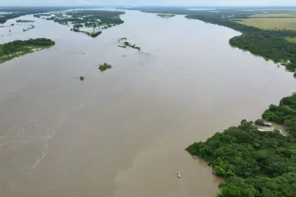 Las intensas lluvias de los últimos días provocaron el desbordamiento del río Meta, afectando veredas en Casanare.