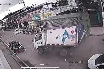 Pánico en Arauca por choque de camión repartidor de gas: varias personas lesionadas y cuantiosos daños materiales