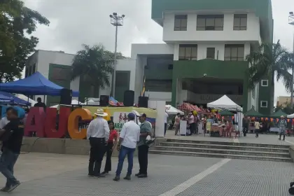 Más de 150 productores dinamizaron la economía local en el primer Mercado Campesino de Arauca 2025