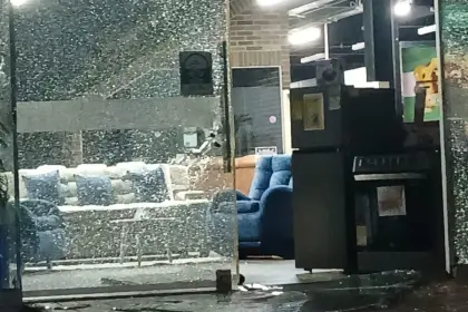 Así qedaron los vidrios de la fachada del establecimiento comercial