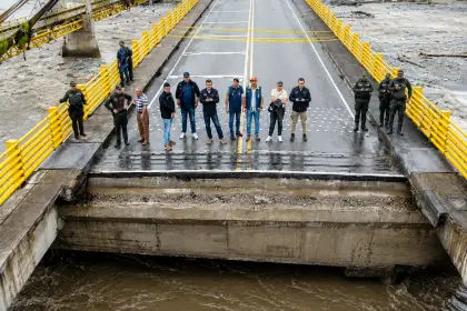 El puente roto mantiene en crisis económica, sin luz, e incomunicados a tres municipios. Cortesía: Gobernación del Meta.