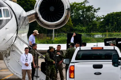 Por pocos minutos, mientras cambiaba de aeronave.