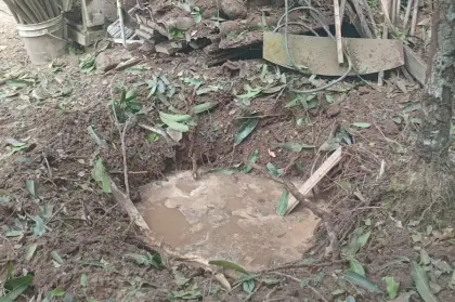 Cráter dejado por la explosión en el patio de una vivienda en Fortul, Arauca.