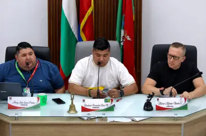 A la izquierda en la foto, quiere que se regule el uso de celulares en colegios de Arauca.