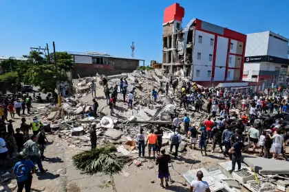 Sismo de magnitud 7,4 deja al menos 22 muertos y graves daños en Colombia