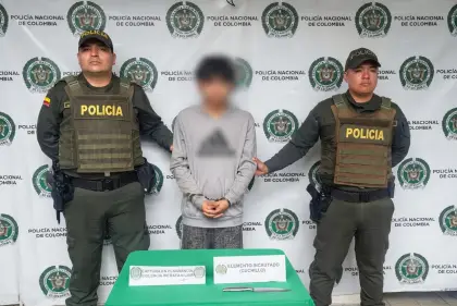 Tratando de agredir a su pareja con un cuchillo.