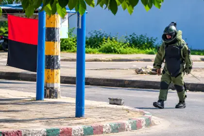 Expertos antiexplosivos realizaron un procedimiento para desmontar una bandera del ELN en el municipio de Tame.