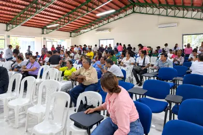 Por no permitirle al funcionario departamental el micrófono para que se dirigiera a los asistentes.