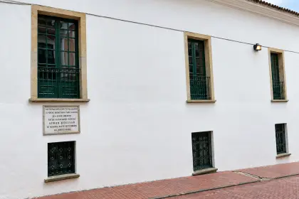 Por donde Manuela Sáenz envió a Simón Bolívar, para que escapara de sus conspiradores.