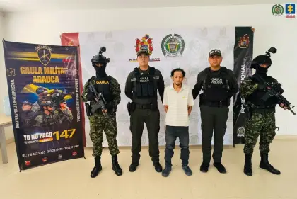 Cobrando una extorsión a una comerciante en Arauca.
