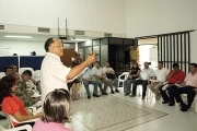 <p>Reuni&oacute;n entre autoridades de Arauca y el gremio de ferreteros, realizada en la C&aacute;mara de Comercio.</p>