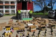 Un camión con más de 11 mil botellas de licor adulterado procedente de los Santanderes, fue inmovilizado por la Policía Nacional cuando intentaba ingresar a la ciudad de Arauca.