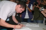 <p>Carlos Ra&uacute;l Su&aacute;rez Castellanos firm&oacute; la acta de posesi&oacute;n como Alcalde en el Juzgado Promiscuo de Arauca.</p>