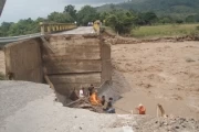 Una sección del puente sobre el río Lopeño en Tame fue derribado por las turbulentas aguas que descienden de la cordillera Oriental.