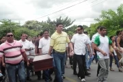 Se realizó el sepelio de Germán Gómez, fumigador de la Unidad de salud de Arauca. Asesinado luego de ser secuestrado por un grupo armado ilegal en Bocas del Ele, Arauca. Foto: Iván Franco.