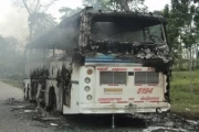 Un bus de la empresa Copetran fue quemado en la vía Saravena - Arauca por la guerrilla de las farc. Foto: Sarare Stereo.