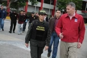 Una comisión de la Policía Colombiana recibió a los dos guerrilleros expulsados en el Aeropuerto Internacional de Maiquetía de Caracas. Foto: Gil P. Roberto.