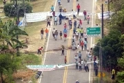 Indígenas mantienen semiparalizado el transporte intermunicipal en el departamento de Arauca, exigen la liberación de sus líderes presos por su presunta alianza con grupos armados ilegales.