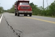 La grietas que presenta la vía Arauca - Tame, que fue construida hace menos de 5 años con dineros de las regalías, fue tema de debate en la Asamblea Departamental.        