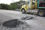 El puente del caño La Pastora, en la vía Arauca - Tame, quedó habilitado en un solo carril por atentado con explosivos realizado presuntamente por organizaciones ilegales. Foto: Francisco Díaz. 