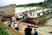 Los habitantes del departamento de Arauca siguen parcialmente incomunicados con el interior del país por la caída de un sector del puente sobre el río Tame, las autoridades informaron que el daño perdurara por lo menos tres meses. Foto: Angie Carolina León.  