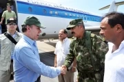 A su llegada este domingo al municipio de Tame en Arauca, para liderar un Consejo de Seguridad, el Presidente Juan Manuel Santos fue recibido por el Comandante de la XVIII Brigada del Ejército, general Jaime Reyes. Lo acompañan el alcalde de Tame, Jose Alí Domínguez, y el gobernador del departamento, Luis Ataya. Foto: Javier Casella - SIG.