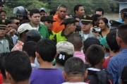 Habitantes de un sector de invasión bloquearon el puente que une a Colombia con Venezuela en la ciudad de Arauca, pidiendo una vivienda digna a la Administración municipal.
