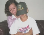 Ni&ntilde;o rescatado, ahora con su familia.<br /> 