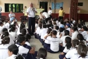 El científico dialogando con los alumnos de la Normal de Arauca.<br /> 