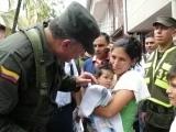 <p><em>Mayor General &Oacute;scar Naranjo Trujillo con la comunidad de Villavicencio.</em></p>