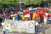 Los jovenes de Arauca participaron con comparsa en la marcha para rechazar el consumo de sustancias alucinógenas.