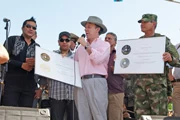 El Ministro de Defensa Juan Manuel Santos y el comandante de las fuerzas Armadas General, Fredy Padilla de León fueron homenajeado por la disquera Sony por el álbum A la distancia.