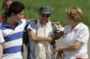 <p><em>Alan Jara junto a su hijo Alan Felipe y su mujer Claudia Rujeles tras sus liberaci&oacute;n. Foto: <span class=