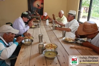 La alcaldíua de Arauca entrega almuerzos para las personas de la tercera edad en el municipio.