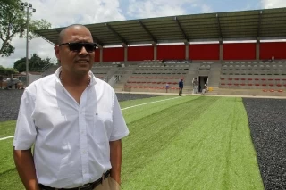 El Alcalde de Arauca, Luis Emilio Tovar Bello y el Secretario de Educación, pasaron revista a la construcción de la cancha sintética en el barrio Santa Teresita.