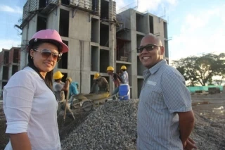 Alcalde y Directora de FONVIDA en la construcción de las viviendas gratis.