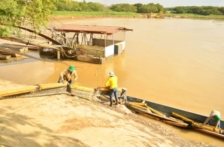 Los atentados han afectado los afluentes que desembocan en el río Arauca, lo que ha obligado a usar barreras para proteger las bocatomas de los acueductos de las poblaciones ribereñas.