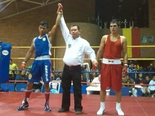 Jogly Vargas de 22 años, quien a tan solo tres días de iniciado el Campeonato nacional de Boxeo Categoría Mayores en Bogotá, ha ganado dos peleas 