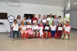 20 adultos mayores beneficiarios del Programa del Adulto Mayor del Centro Integral de Capacitación y Atención a la Familia (CICAF) recibieron certificación en alfabetización digital.